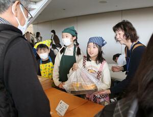 しるきーもを使ったピザを販売する木崎小の3年生=30日、新潟市北区東栄町1