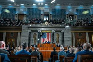 　２４日、一般教書演説を行うトランプ米大統領（中央奥）＝ワシントン（ＡＰ＝共同）