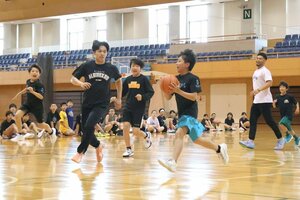 新潟アルビレックスBBの選手らが技術指導を行ったバスケ教室=佐渡市窪田