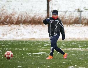 雪が降りしきる悪天候の中、調整するＦＷ川澄奈穂美＝聖籠町