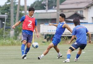 天皇杯3回戦に向け、練習するJAPANサッカーカレッジの選手ら=7月、聖籠町