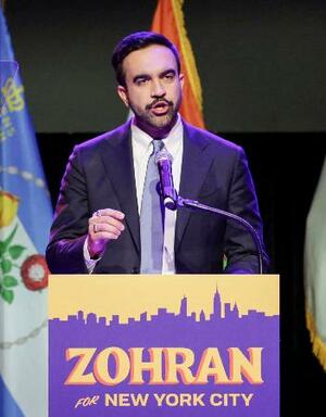 4日、ニューヨーク市長選で勝利演説する民主党候補のゾーラン・マムダニ氏。イスラム教徒として初のニューヨーク市長誕生となる(ロイター=共同)