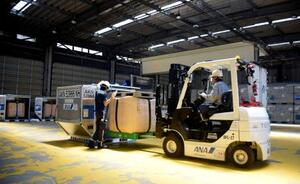 貨物用コンテナに収容される備蓄米=30日午前、東京都大田区