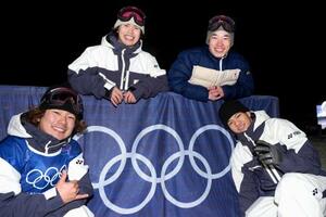 調整を終え、写真に納まるスノーボード男子ビッグエアの(右上から時計回りに)木村葵来、木俣椋真、長谷川帝勝、荻原大翔=リビーニョ(共同)