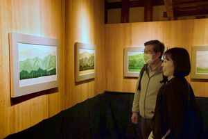 新潟県長岡市の木版画家たかだみつみさんの作品を集めた企画展=新潟市中央区西大畑町