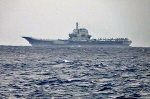 　台湾周辺を航行する中国軍の空母「山東」＝３月３１日（台湾国防部提供・共同）