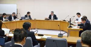 三重県が全国初となる罰則付きカスハラ防止条例の制定に向け、基本方針案を示した県議会の委員会=14日午前