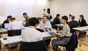 企業内起業家の養成プログラムで意見を交わす参加者=新潟市中央区