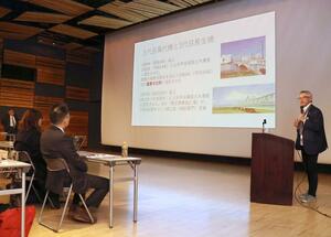 長生橋の将来を考える必要性などの指摘がなされたフォーラム=アオーレ長岡