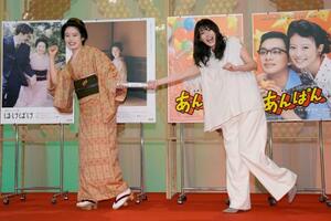 セレモニーで今田美桜さん(右)からバトンを受け取る高石あかりさん=23日午後、大阪市中央区のNHK大阪放送局