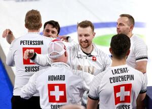 銅メダルを獲得し、喜び合うスイス=コルティナダンペッツォ(共同)