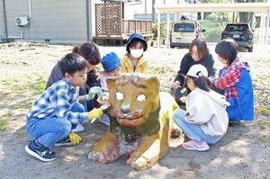 公園の動物のオブジェを塗装し直す住民ら=長岡市与板町与板