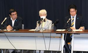 自民党総裁選と立憲民主党代表選について記者会見する拉致被害者家族会の横田早紀江さん(中央)と拓也代表(右)=9月11日、国会