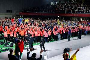 「東京デフリンピック」の閉会式で盛り上がる各国選手団=26日、東京体育館