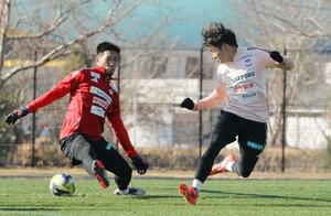 GK吉満大介(左)とFW矢村健(右)=1月17日、宮崎県西都市