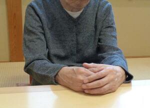 取材に応じる安藤照夫さん(仮名)=4月