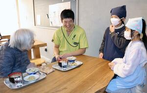 地域食堂で提供した料理を説明する小木小の児童ら=佐渡市小木町