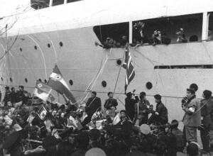 1959年12月、帰国事業の第1陣として北朝鮮に向かう船=新潟港