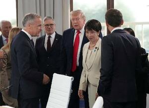 G7サミットの討議に臨む高市首相(右から2人目)、トランプ米大統領(同3人目)ら=16日、フランス東部エビアン(ロイター=共同)