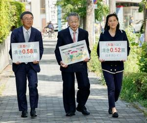 　衆院選の「１票の格差」訴訟の判決で、大阪高裁に向かう升永英俊弁護士（中央）ら＝２２日午後