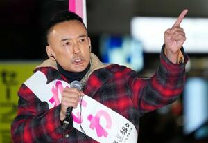 　衆院選公示後初となる街頭演説に臨んだれいわ新選組の山本代表＝５日夜、東京・池袋