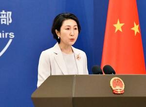 記者会見する中国外務省の毛寧報道局長=30日、北京(共同)