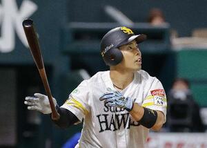 4回ソフトバンク1死一塁、近藤が右越えに先制2ランを放つ=みずほペイペイドーム