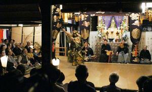 「ろうそく能」で演じられた熊坂の一場面=21日、佐渡市泉