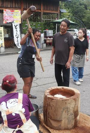 餅つきを楽しむ海外客=柏崎市高柳町高尾