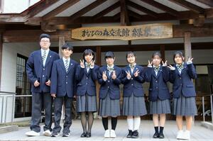新たに阿賀黎明高の学生寮「緑泉寮」に入寮した町外留学生=阿賀町京ノ瀬