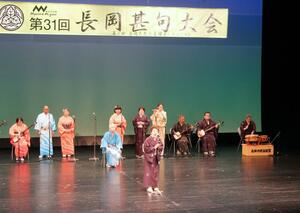伸びやかな歌声を披露した長岡甚句大会=長岡市千秋3