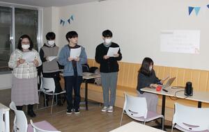 決勝戦でのプレゼンテーションの練習をする「ＩＣＴサポーターサークル」のメンバー＝１日、長岡市深沢町