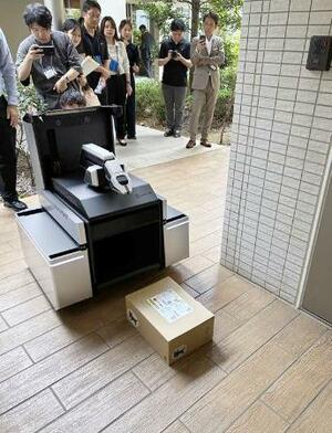 置き配で宅配便を届けるロボット=22日午後、千葉県浦安市