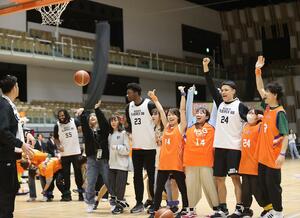 新潟アルビレックスBBのブースター感謝祭で、来場者とシュートゲームをする選手ら=24日、アオーレ長岡