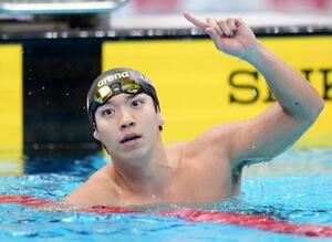 　男子２００メートル自由形決勝　１位でゴールし、ポーズをとる茨隆太郎＝東京アクアティクスセンター