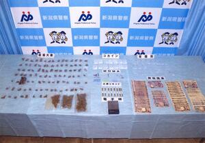 県警が密売グループから押収した覚醒剤などの違法薬物（県警提供）