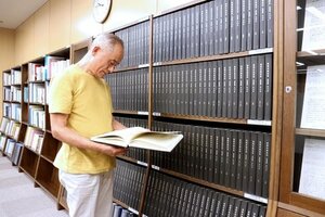 被爆者の手記に目を通す一森雅彦さん。「多くの人に読んでほしい」=3日、広島市中区