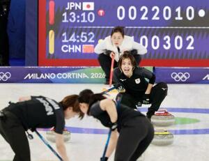 日本―中国 第8エンド、指示を出す吉村=コルティナダンペッツォ(共同)