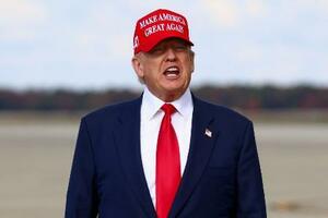 「米国を再び偉大に」のロゴが入った帽子をかぶるトランプ大統領=10月30日、ワシントン郊外のアンドルーズ空軍基地(ロイター=共同)