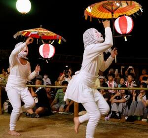 姫島盆踊りで「キツネ踊り」を披露する子どもたち=14日夜、大分県姫島村
