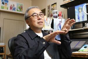 作品の思い出を語るこしのりょうさん＝埼玉県