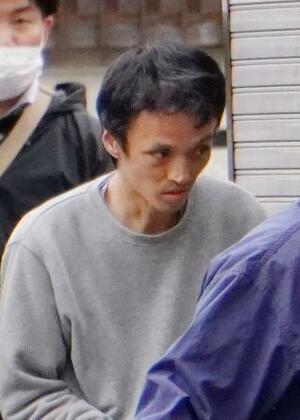 家宅捜索に立ち会うため、捜査員に連れられて自宅マンションに入る桑野浩太容疑者=7日午後2時15分ごろ、東京都町田市