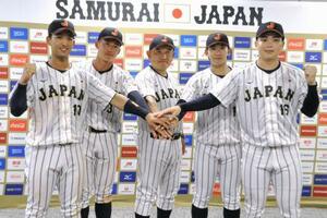 日米大学野球選手権に臨む日本代表の(左から)松下、立石、堀井監督、伊藤、中西=4日、東京都内