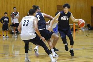 練習するB1宇都宮の比江島(右端)=宇都宮市体育館