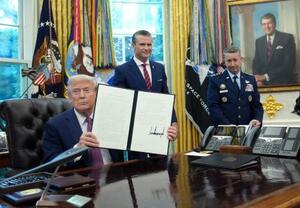 米国防総省の呼称として「戦争省」を使うことを認める大統領令に署名したトランプ大統領=5日、ホワイトハウス(ゲッティ=共同)