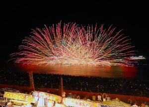 三重県熊野市の七里御浜で開かれた「熊野大花火大会」=17日夜