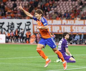 新潟-川崎 前半45分、MF太田修介がDFを振り切ってゴールを決め2-0=ビッグスワン(写真映像部・大橋奎介)