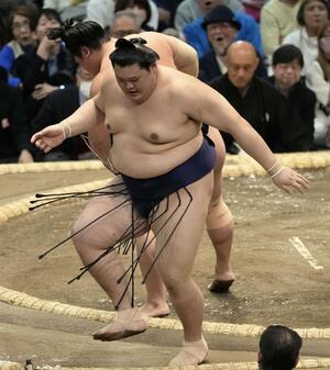 大の里が押し出しで若隆景に敗れる=エディオンアリーナ大阪