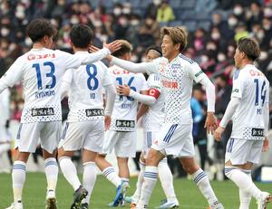 C大阪-新潟 前半27分、先制点を決めチームメートと喜ぶ新潟のFW谷口(右から2人目))=ヨドコウ