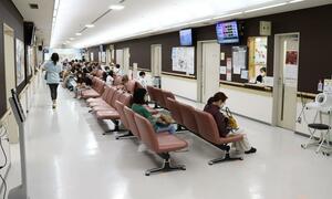 柏崎総合医療センター外来棟の待合。柏崎刈羽原発の重大事故時は、妊婦らを移動させて屋内退避するスペースになる＝１６日、柏崎市
